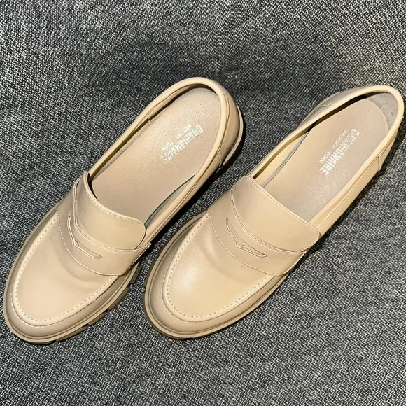 CUSHIONAIRE Women's Slip-on Lug Sole Loafer - Picture 3 of 5